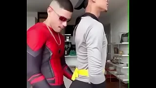 BATMAM SENTANDO NA PICA DO ARANHA