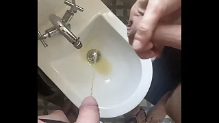 2 mediocre boys flatmates &lpar;1 ginger&comma; circumcised&comma; with be dying for and flip flops&comma; 1 naked uncut&rpar; pissing together in a bidet